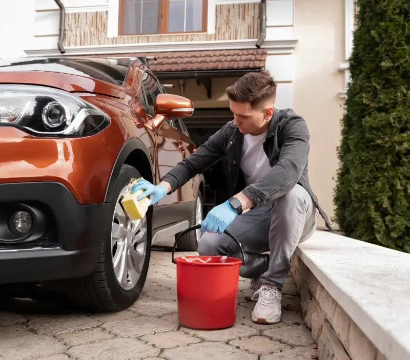 Lavage auto à domicile Saint-Méard-de-Drône : professionnel intervenant sur un véhicule